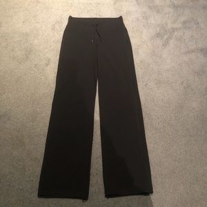 black lululemon yoga pants